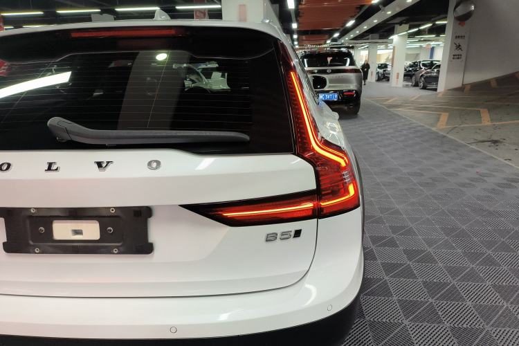 Used Volvo V90 2021 Cross Country B5 AWD Prestige Edition
