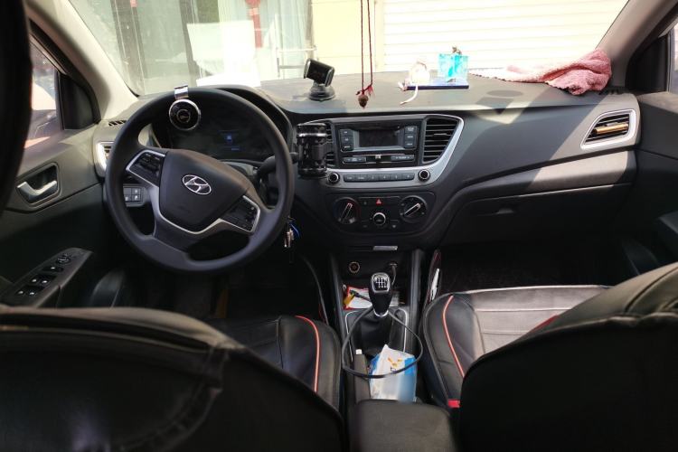 Used Hyundai Verna (new generation) 2020 1.4L Manual GLS Cool Edition Center Console