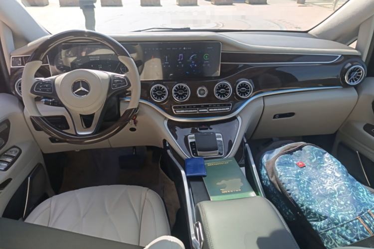 Used Mercedes-Benz Vito 2023 2.0T Elite Version 7 Seats Interior 2