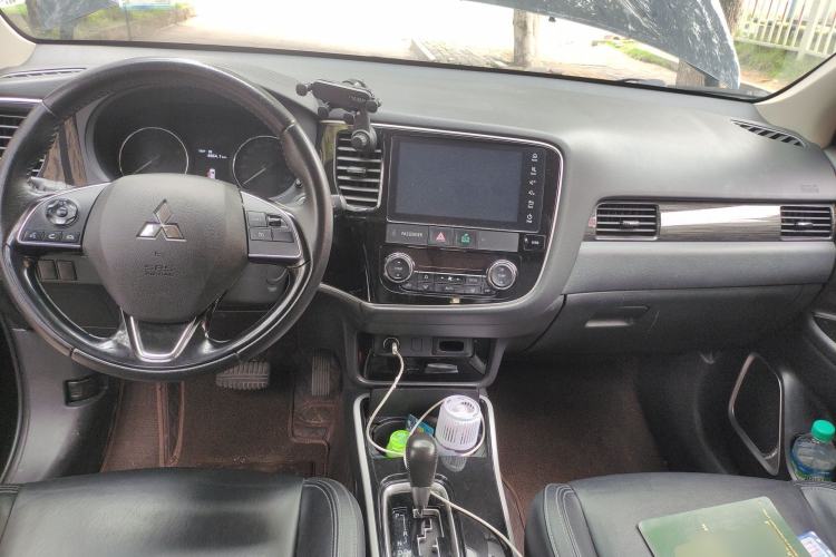 Used Mitsubishi Outlander 2019 2.0L Two-Wheel Drive Comfort Edition 5 Seats China VI Standard Center Console