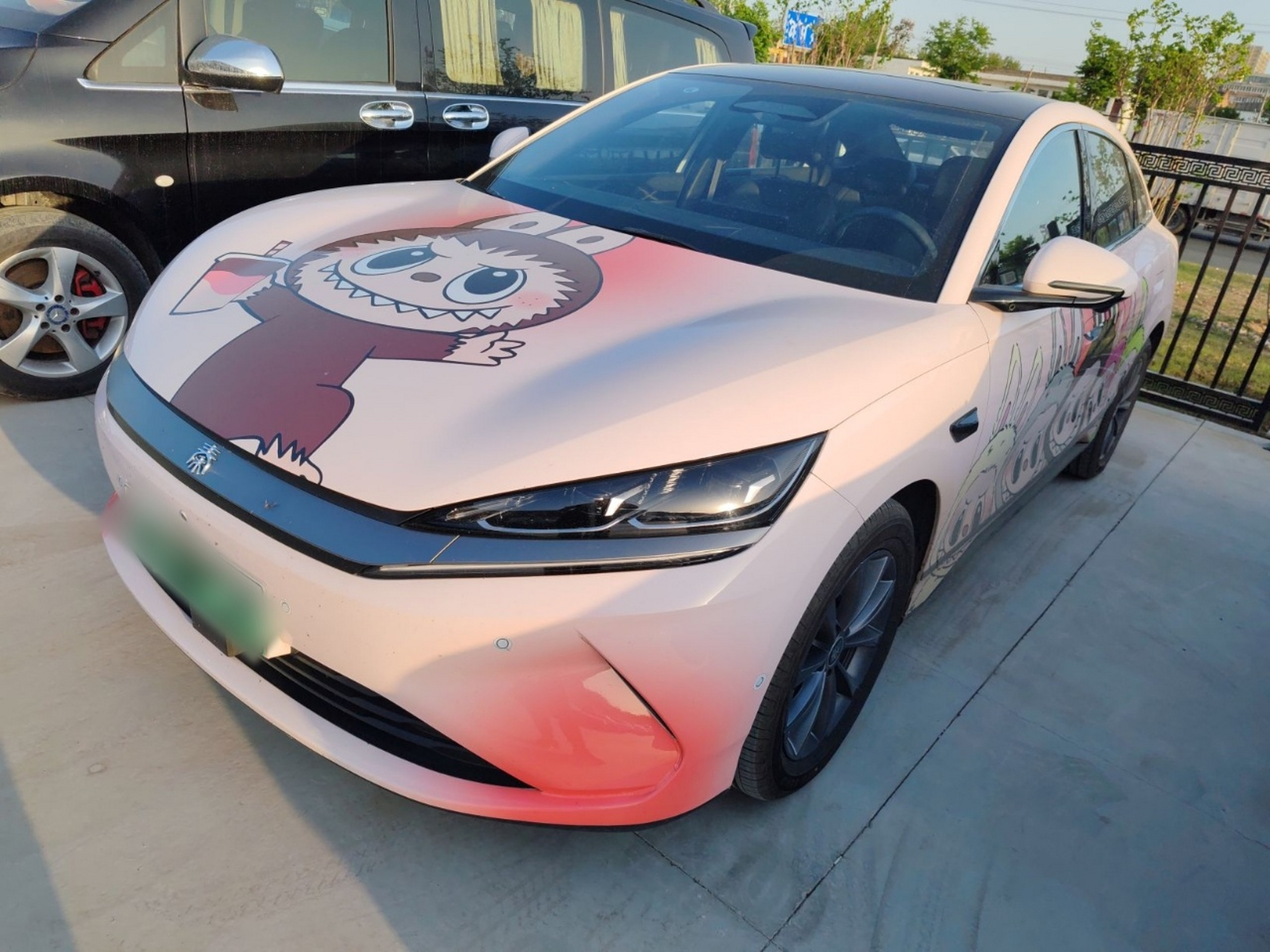 Под передней частью автомобиля