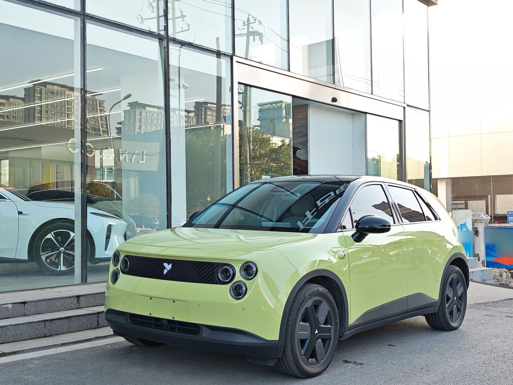 تحت مقدمة السيارة