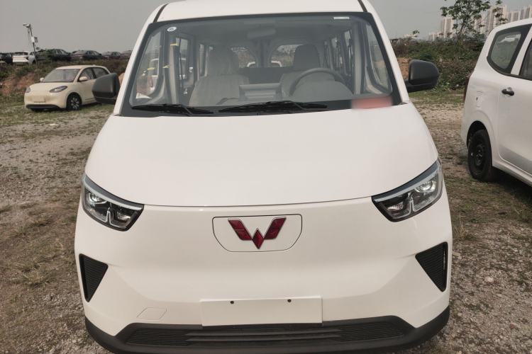 Used Wuling Yangguang 2024 300KM Comfort Version Passenger Van 75kW
