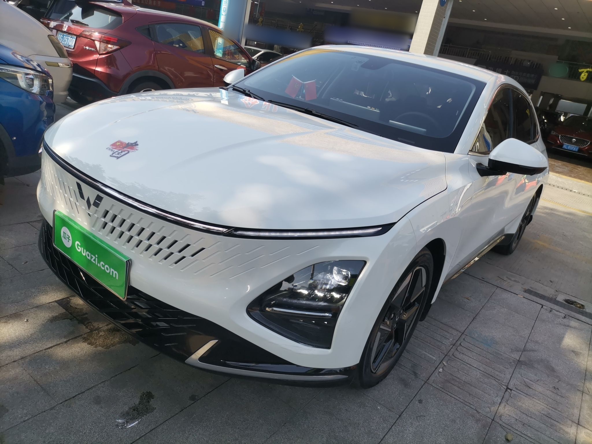 تحت مقدمة السيارة