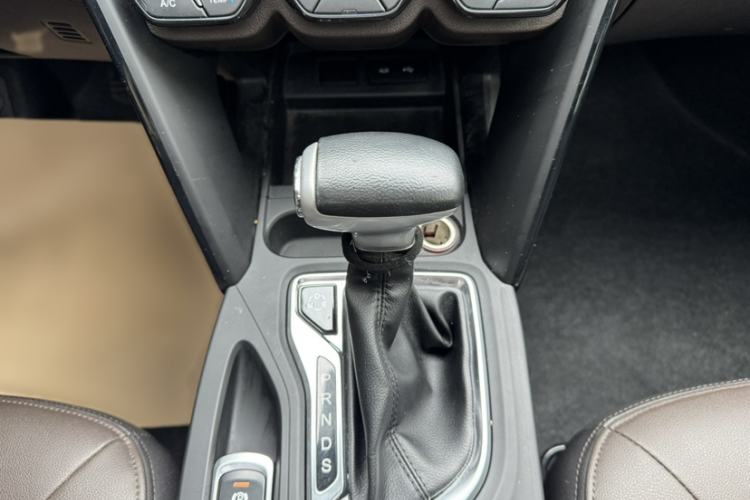 Used GAC Trumpchi GS4 2017 235T Automatic Two-Wheel Drive Luxury Smart Connectivity Version Gear Lever