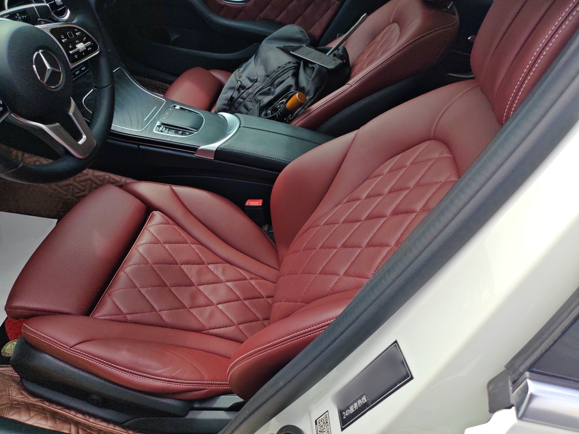 المقاعد الأمامية داخل السيارة