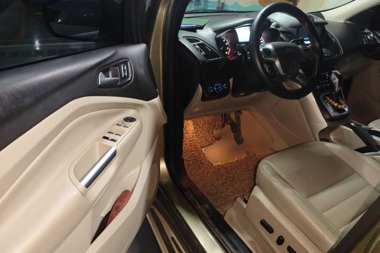 Used Ford Kuga 2013 1.6L GTDi Two-Wheel-Drive Trend Model Driver Seat