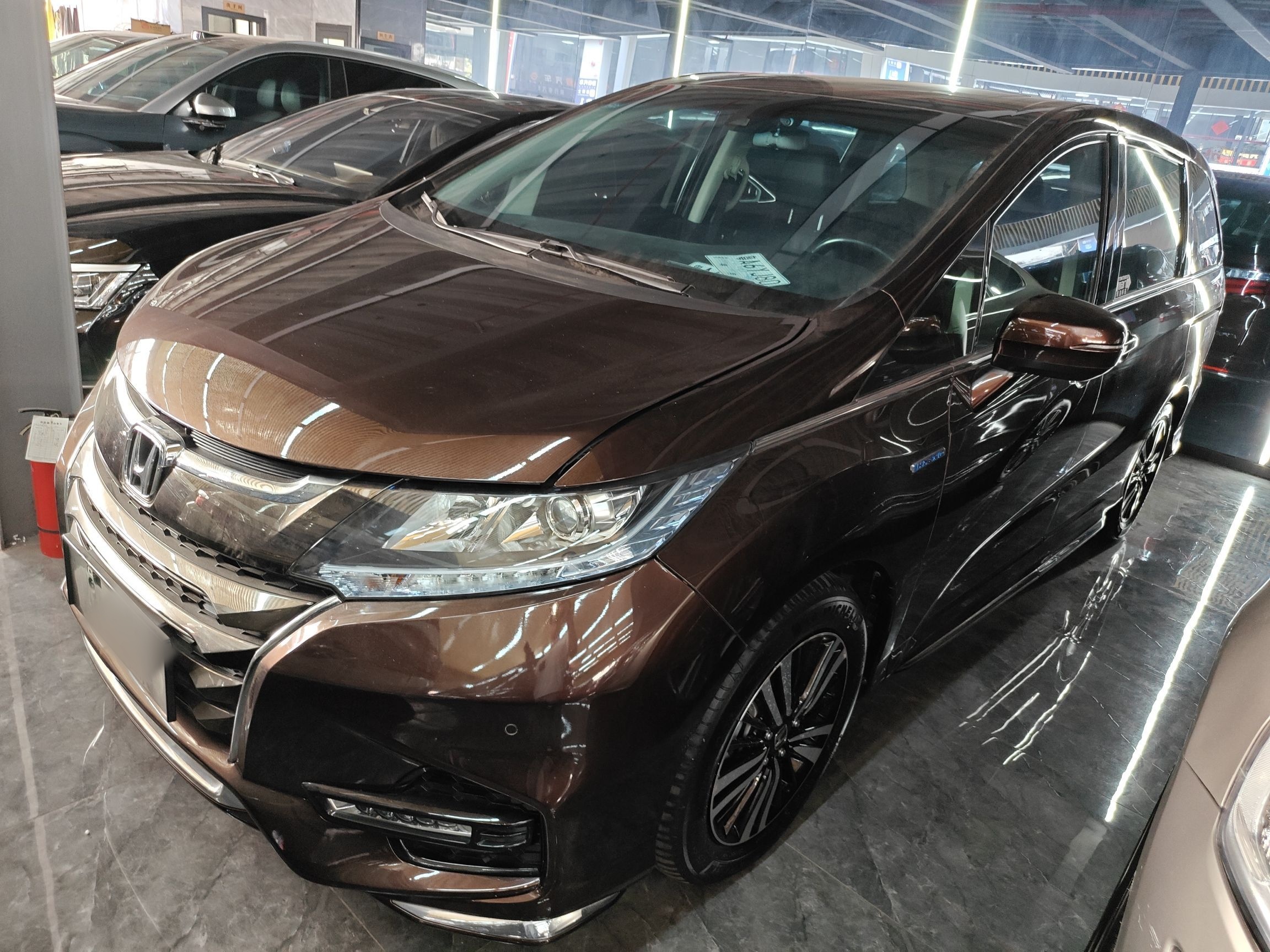 تحت مقدمة السيارة