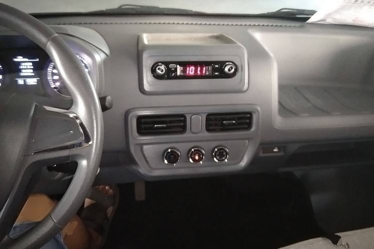 Used Wuling Yangguang 2024 300KM Comfort Version Passenger Van 75kW
