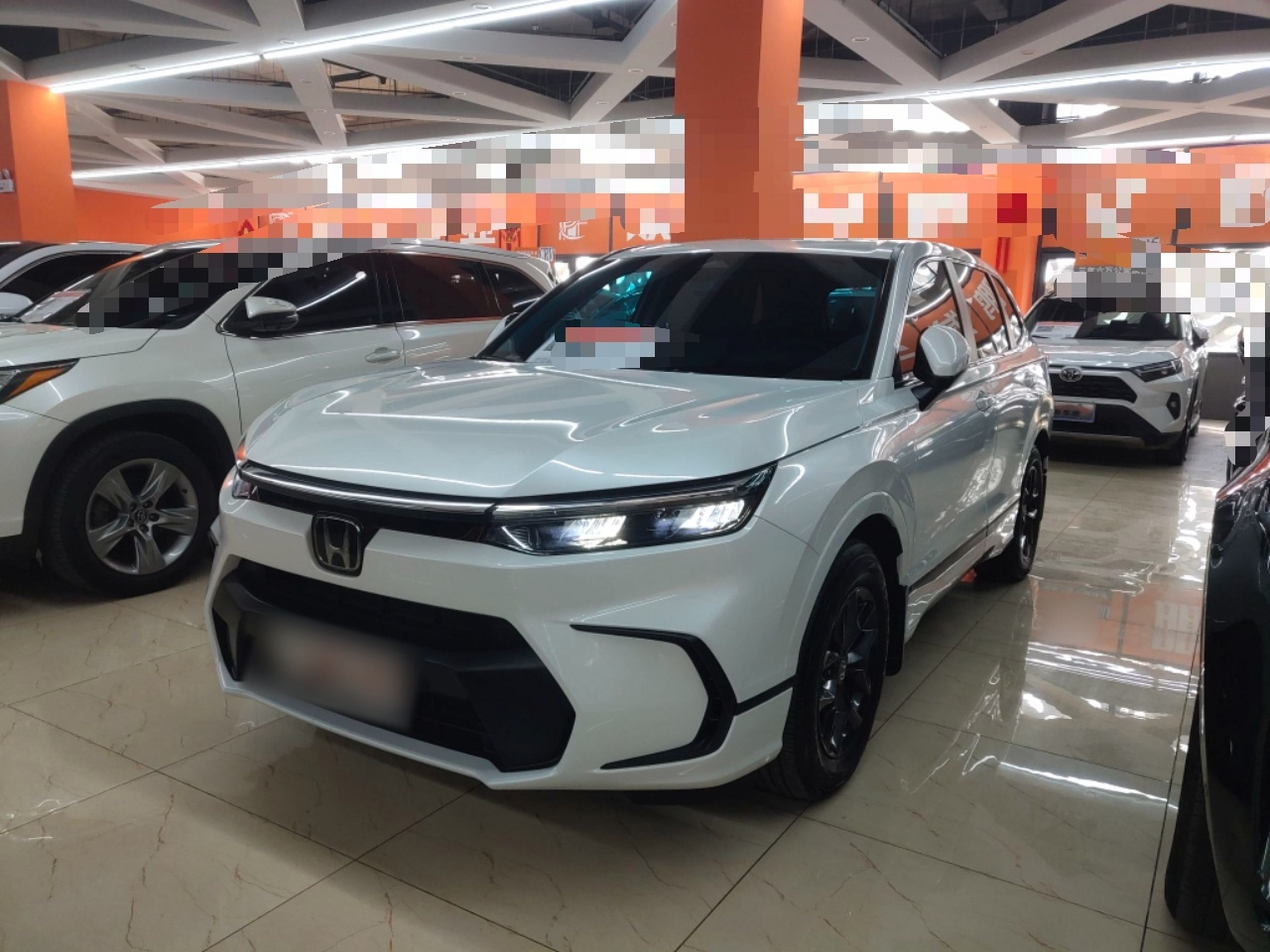 Под передней частью автомобиля