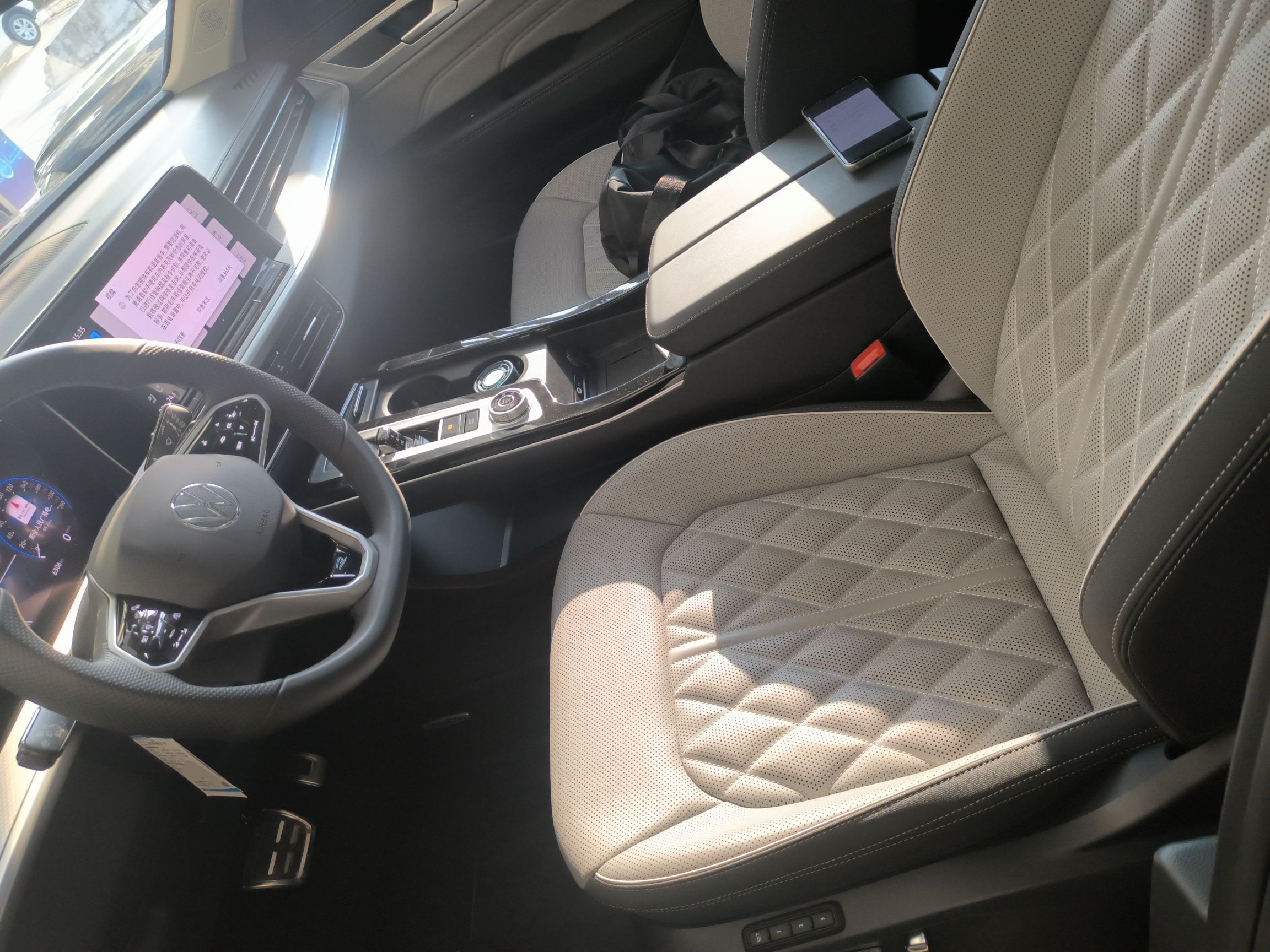 المقاعد الأمامية داخل السيارة