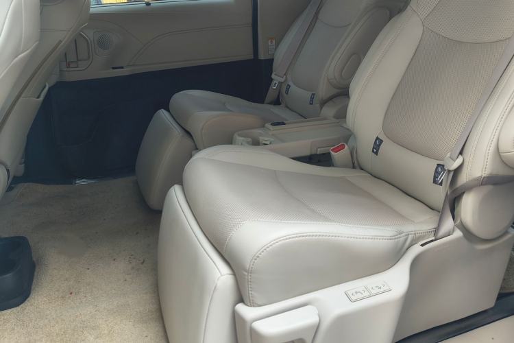 Used Toyota Sienna 2023 2.5L Hybrid Deluxe Edition