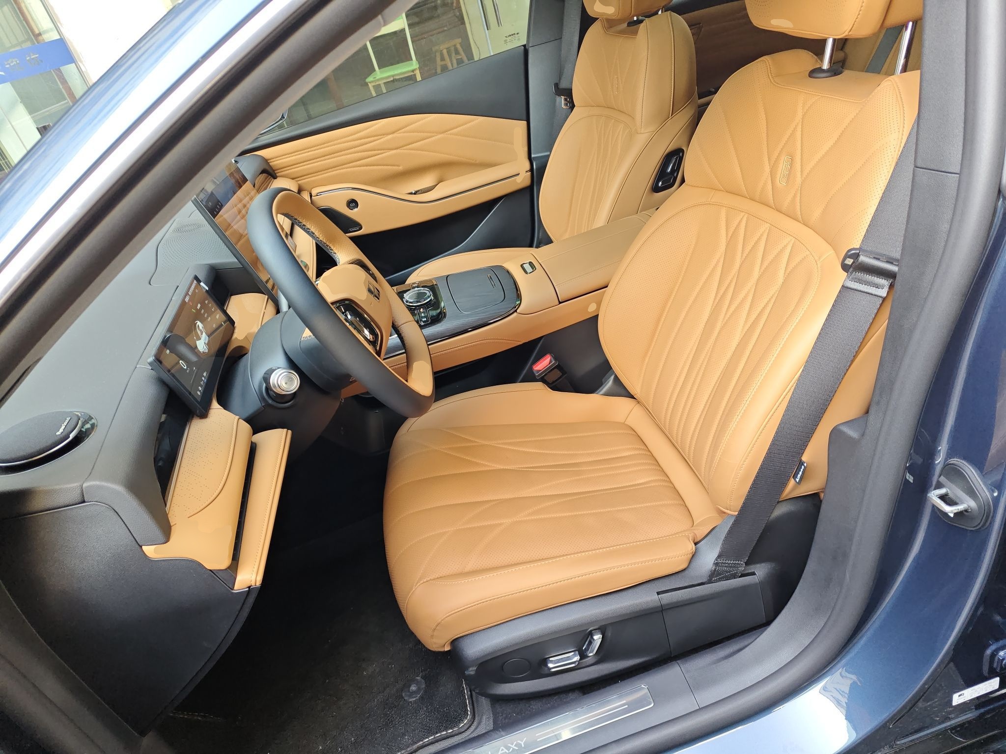 Переднее сиденье в автомобиле