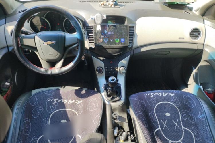 Used Chevrolet Cruze 2011 1.6L SE MT Transformers Edition Center Console