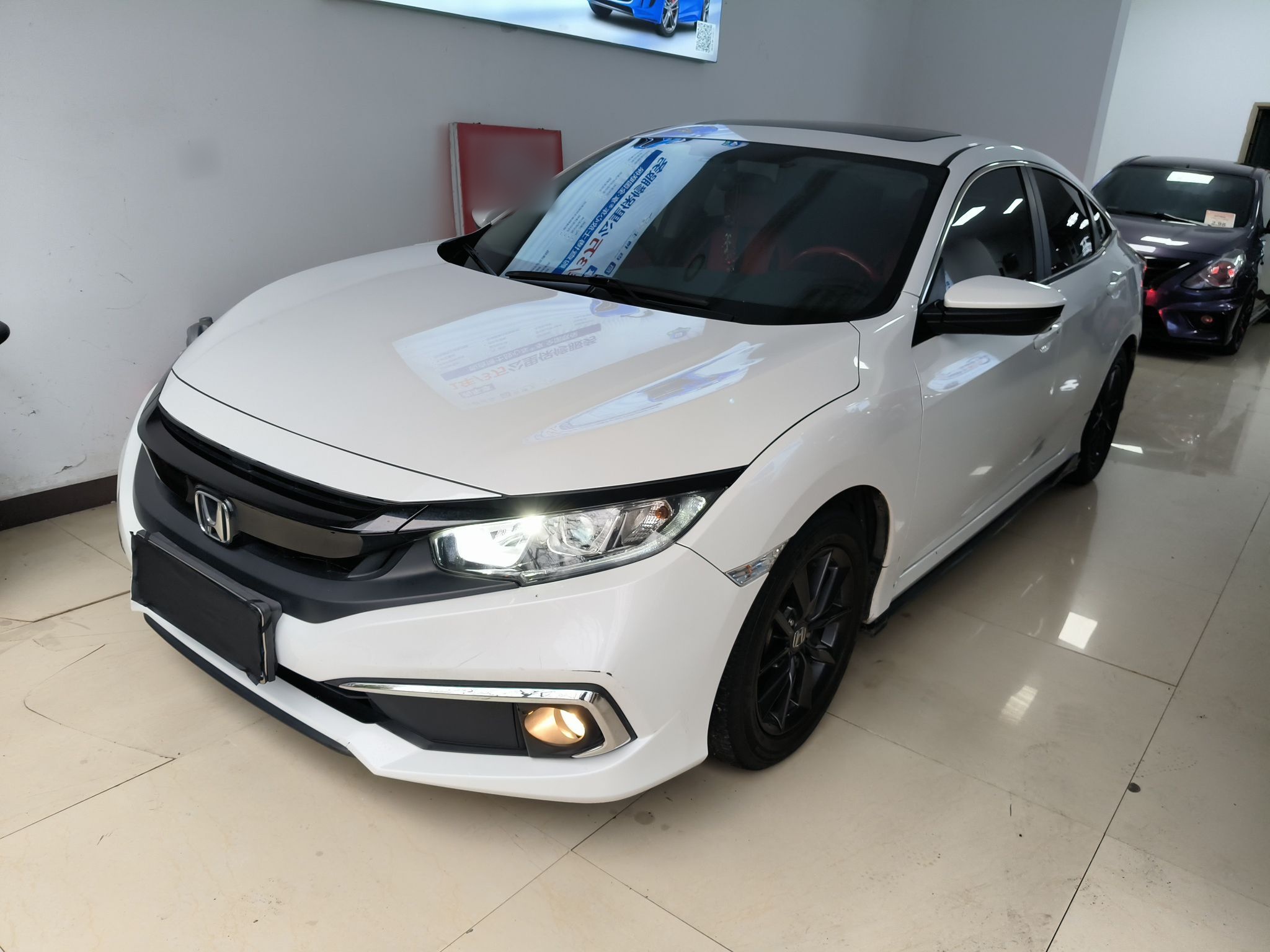 تحت مقدمة السيارة