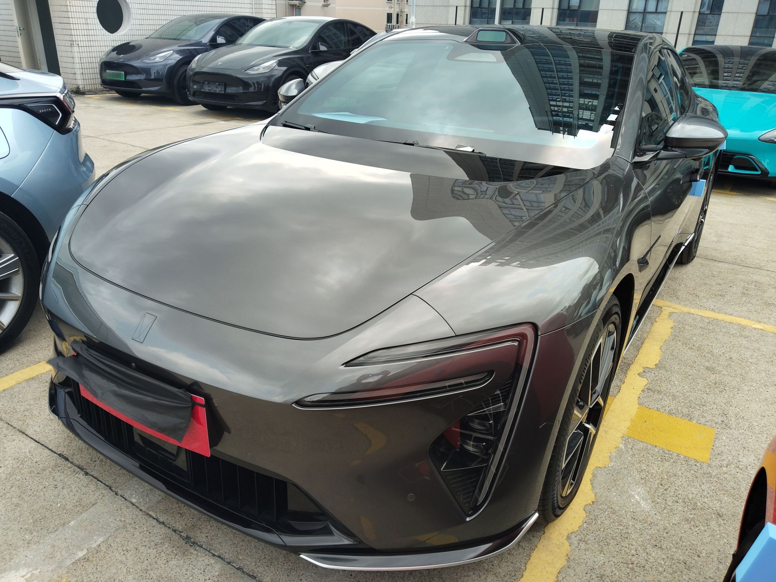 Под передней частью автомобиля