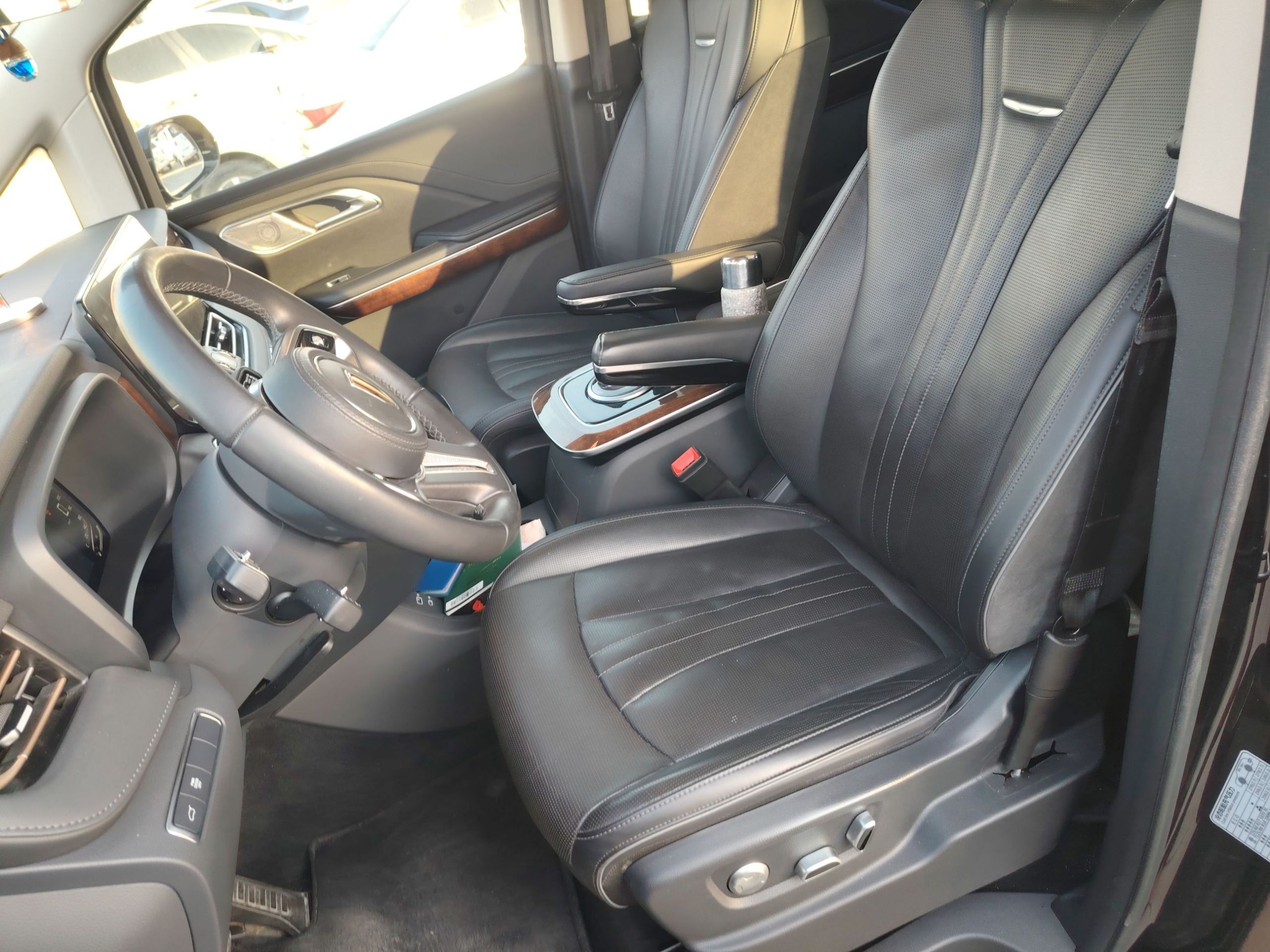 Переднее сиденье в автомобиле