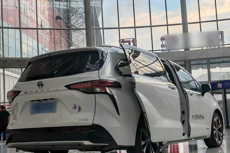 Used Toyota Granvia 2022 2.5L Hybrid Flagship Edition
