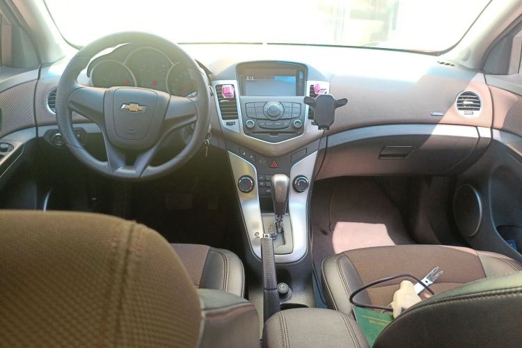 Used Chevrolet Cruze 2015 Hatchback 1.6L Automatic Comfort Edition Center Console