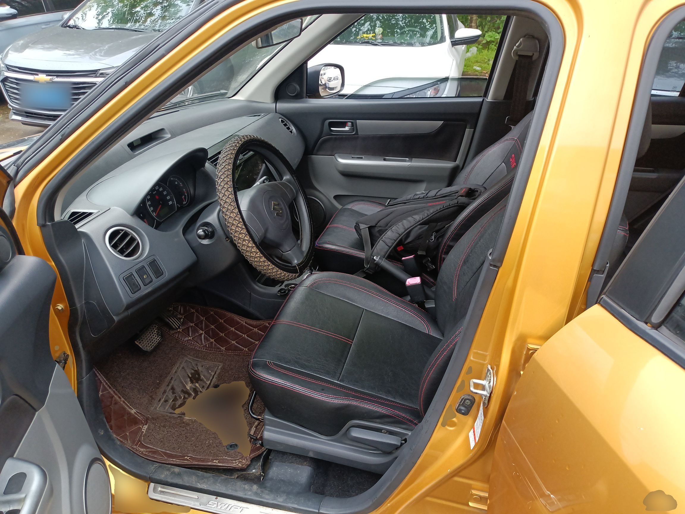 المقاعد الأمامية داخل السيارة