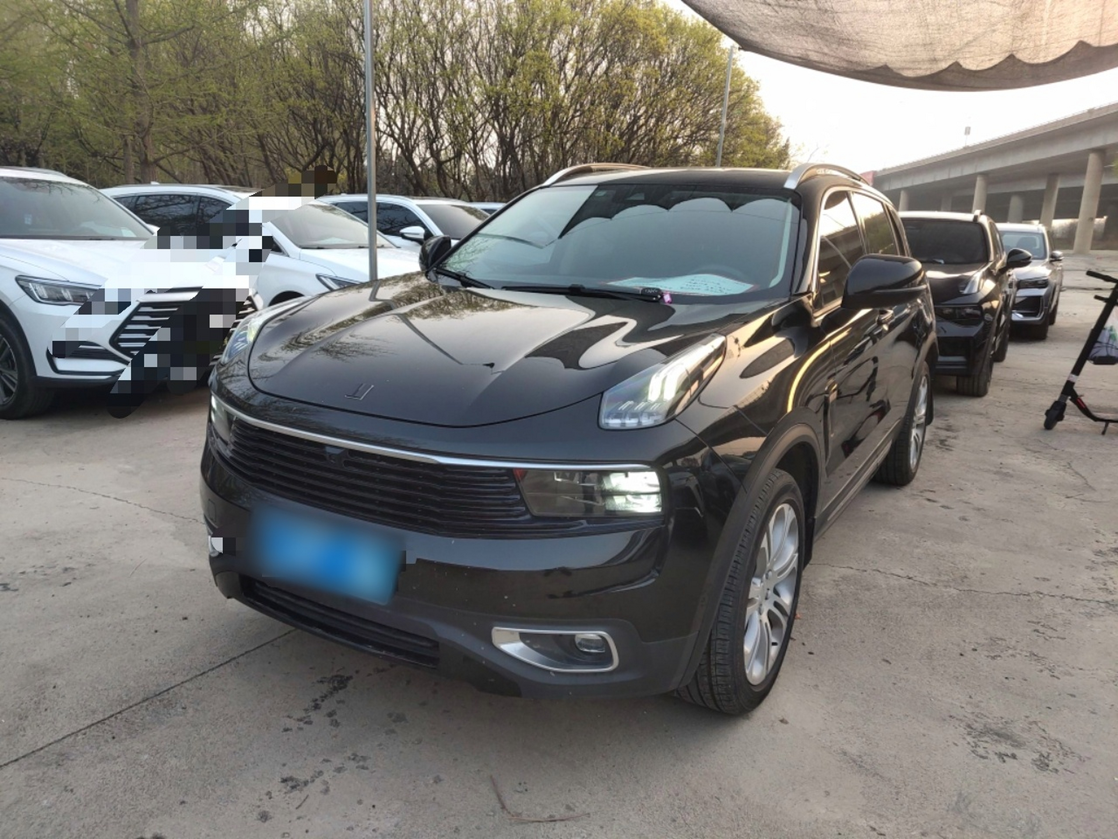 Под передней частью автомобиля