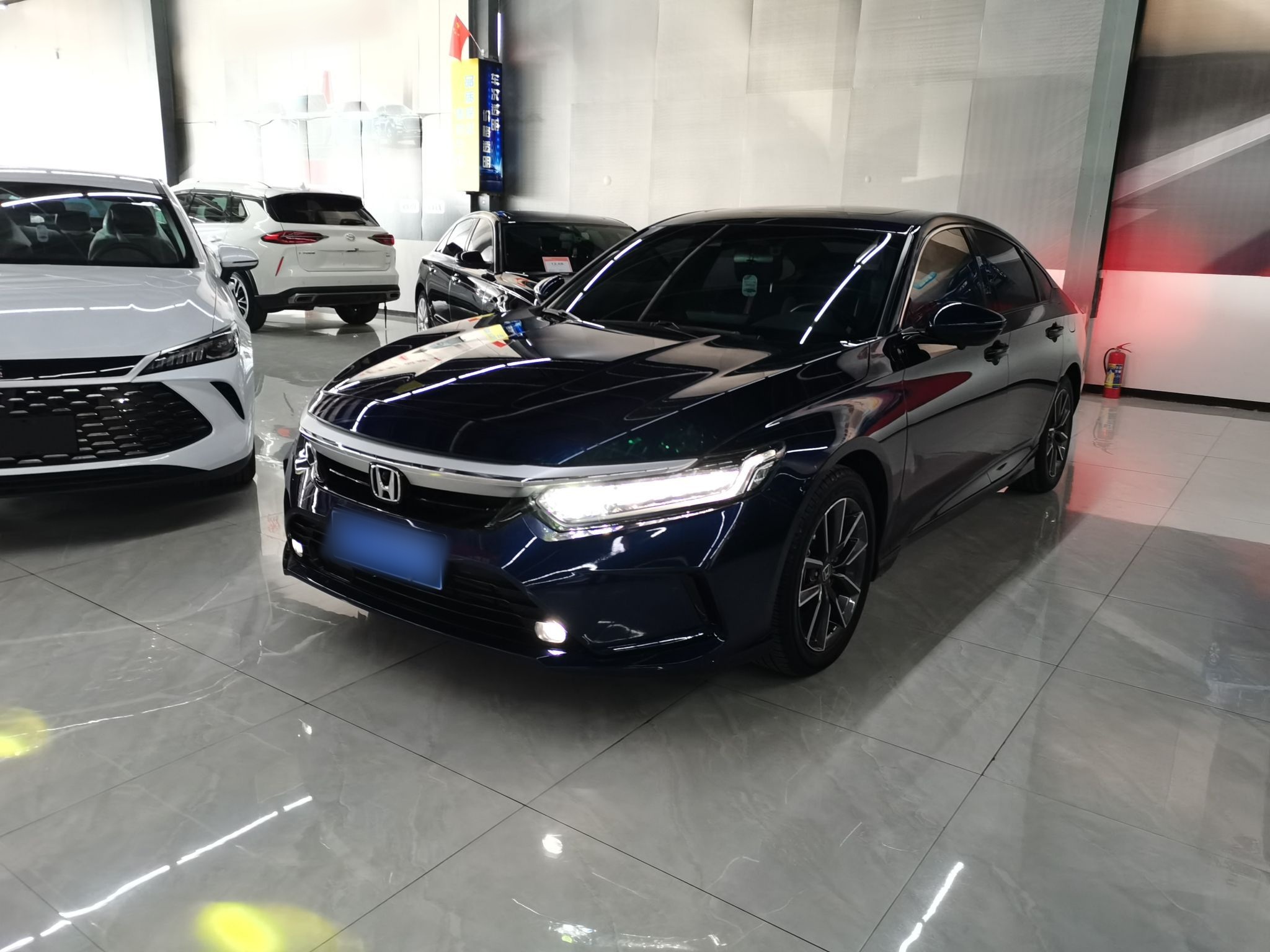 تحت مقدمة السيارة