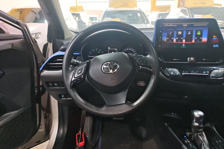 Used Toyota C-HR 2018 2.0L Leading with Sunroof China VI Standard Steering Wheel