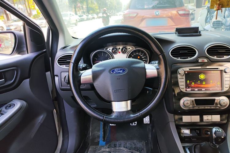 Used Ford Focus 2014 Hatchback Classic 1.8L Manual in Cool White Collector's Edition