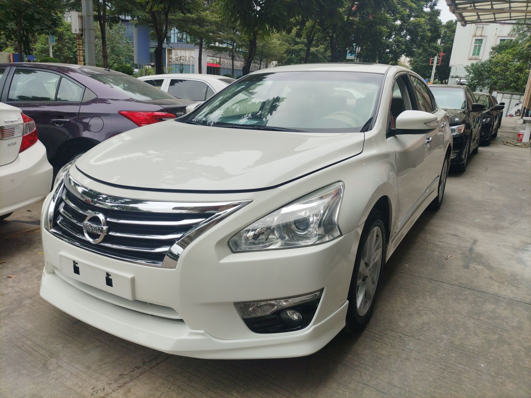 تحت مقدمة السيارة