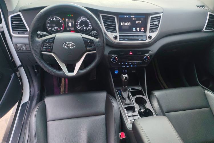 Used Hyundai Tucson 2015 1.6T Dual-Clutch Two-Wheel-Drive Smart Model Center Console