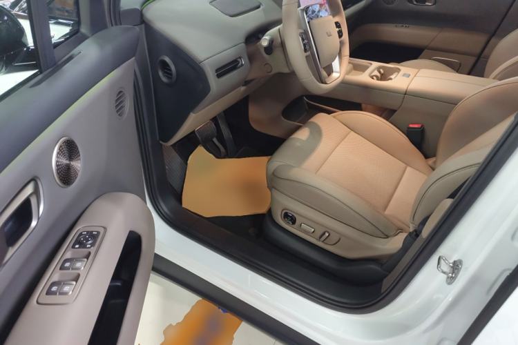 Used Li Auto i6 2025 Model Two-Wheel-Drive Standard Type
