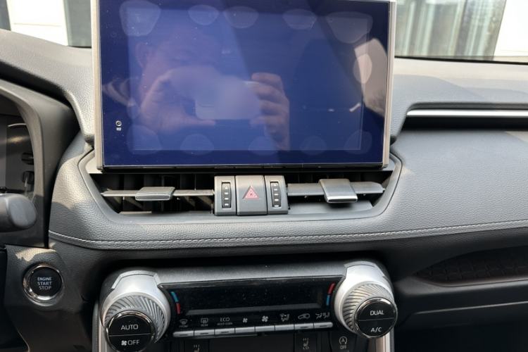 Used Toyota RAV4 2021 2.0L CVT Four-Wheel Drive Premium Edition Interior 2