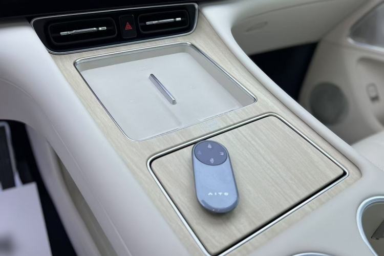 Used Hima AITO M8 2025 Extended-Range Max Version 37 kWh 6-Seater Interior 1