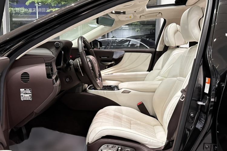 Used Lexus LS 2018 500h Executive Edition China VI Interior 6