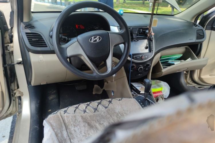 Used Hyundai Verna (older generation) 2014 1.4L Automatic Smart GLS Center Console