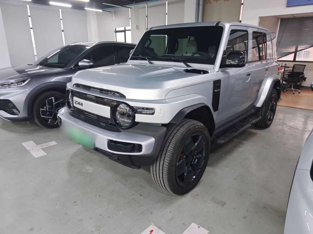 تحت مقدمة السيارة