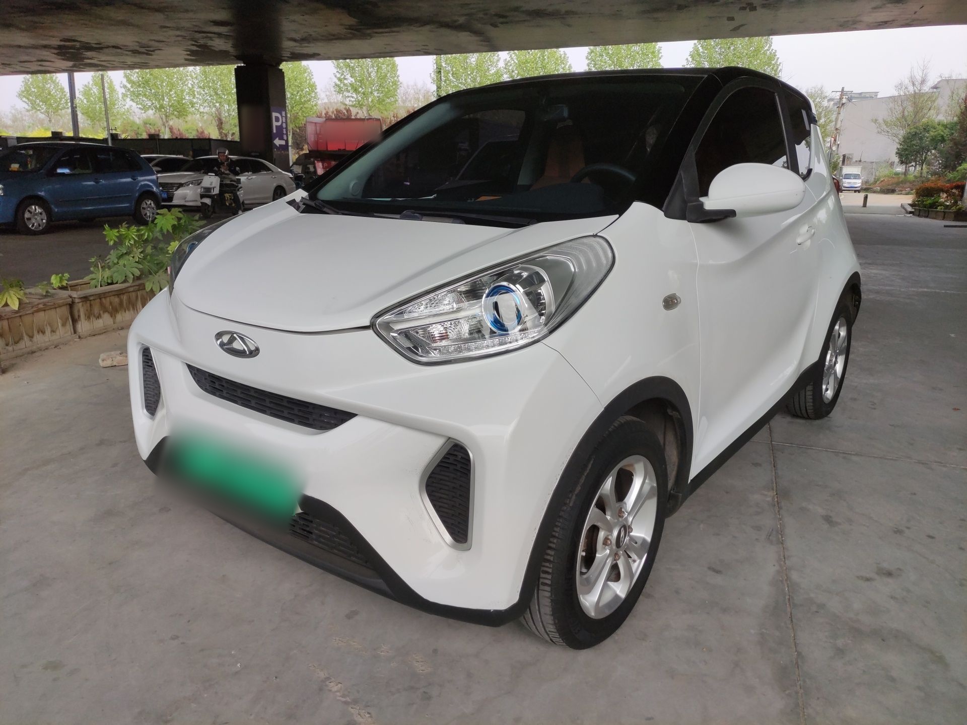 تحت مقدمة السيارة