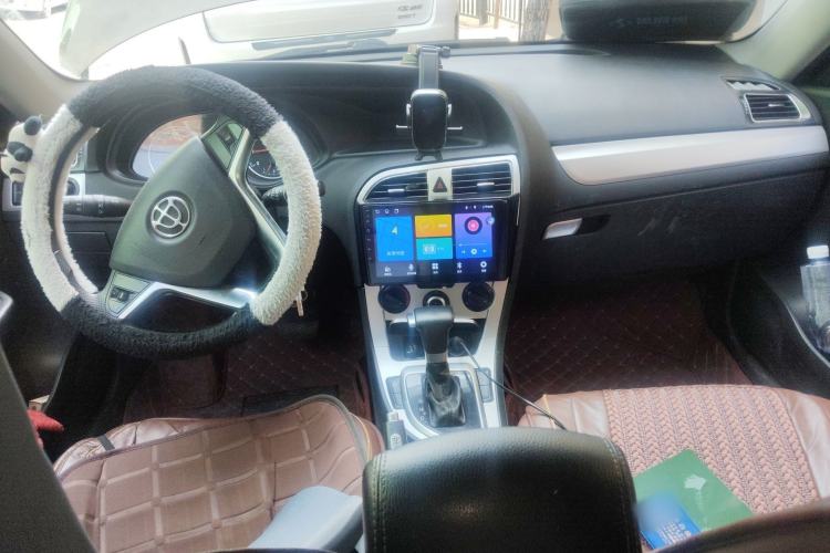 Used Brilliance H530 2017 1.6L Automatic Comfort Model Center Console