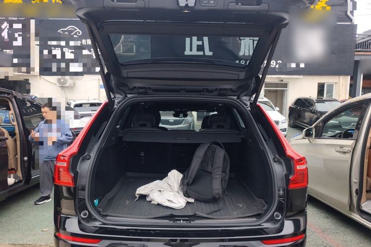 Used Volvo XC60 New Energy 2025 Plug-in Hybrid Long-Range All-Wheel Drive Zhiyuan Extreme Night Black Edition Trunk