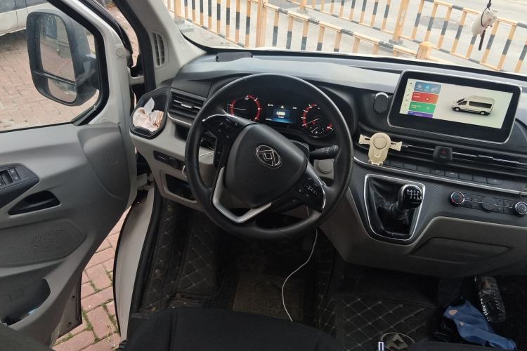 Used SAIC MAXUS Xintu V90 2020 2.0T Manual Yunjie Version Front-Wheel Drive with Single Rear Tire Short Wheelbase Mid-Height Design 6-Seater Steering Wheel