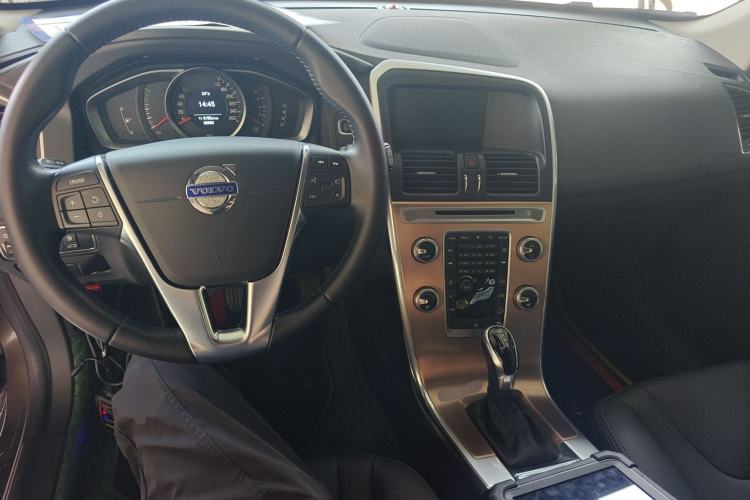 Used Volvo XC60 2017 T5 AWD Smart Upgrade Edition Center Console