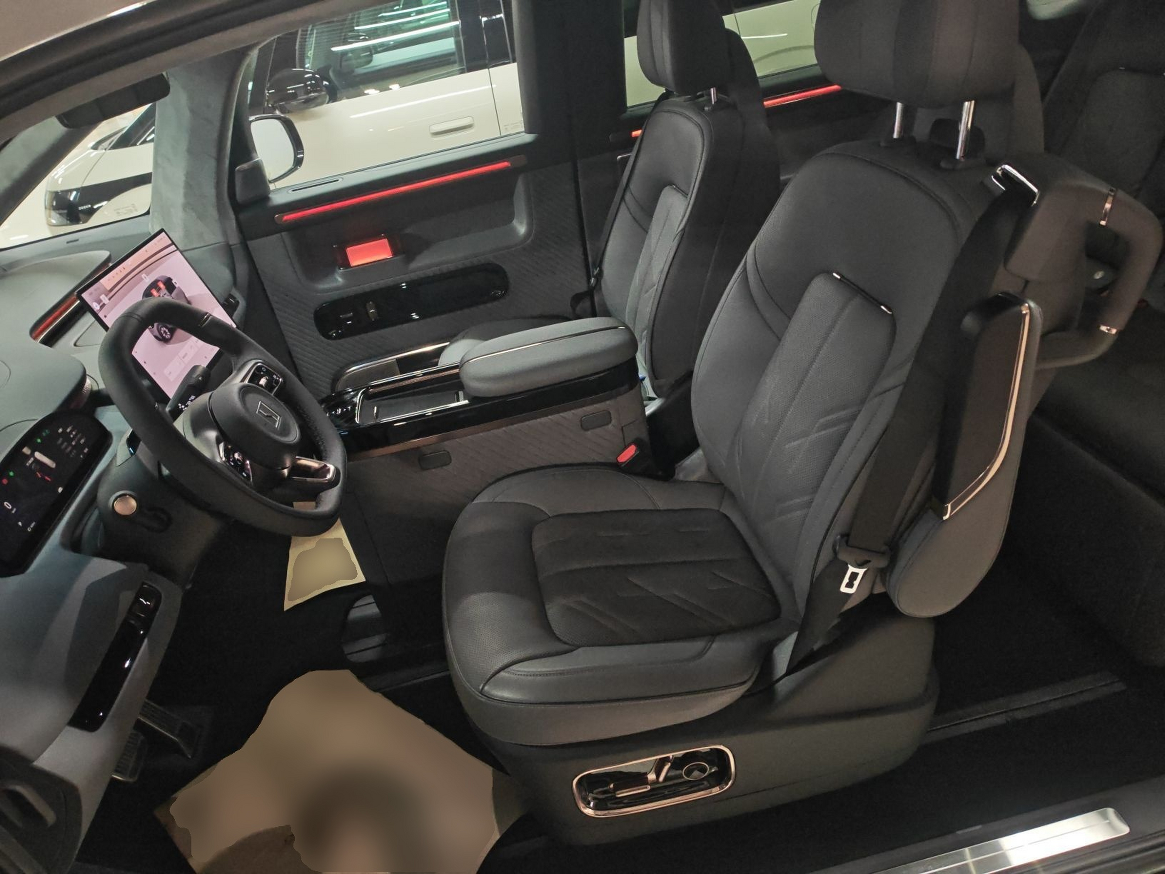 المقاعد الأمامية داخل السيارة