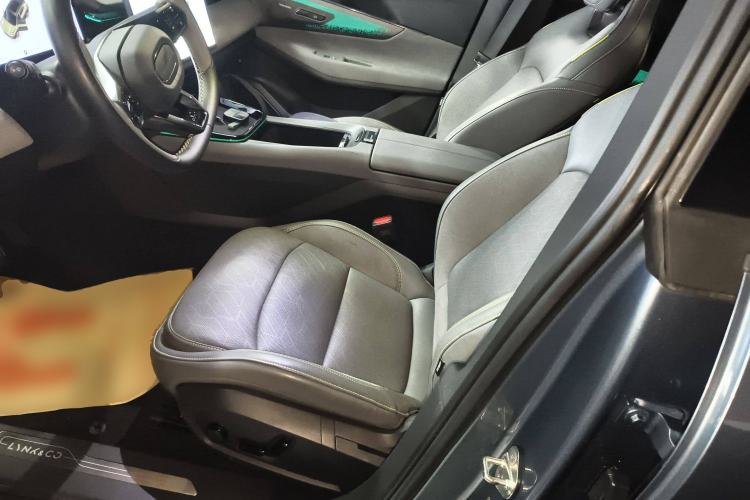 Used Lynk & Co 08 EM-P 2025 220 km All-Wheel-Drive Performance Halo
