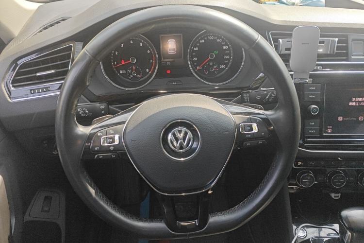 Used Volkswagen Tiguan L 2019 330TSI Automatic Two-Wheel Drive Smart Luxury Version China V Emission Standard
