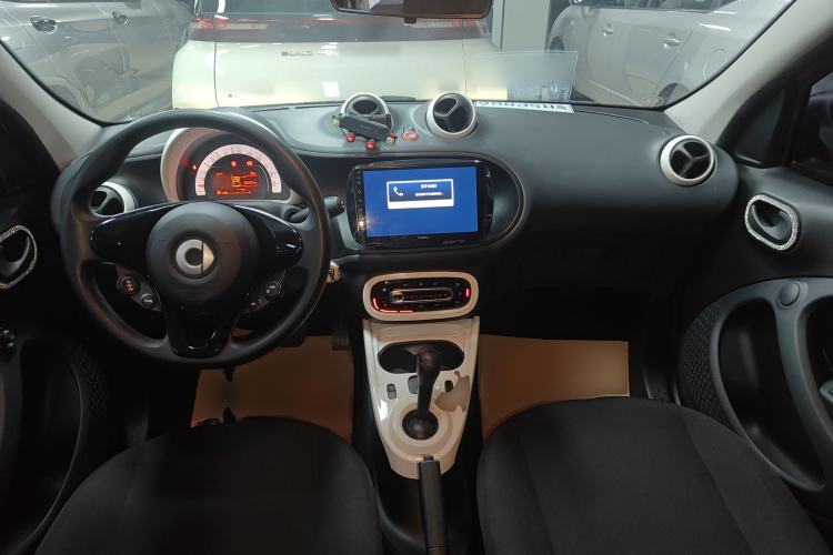 Used smart forfour 2018 1.0L 52 kW Dynamic Edition Center Console