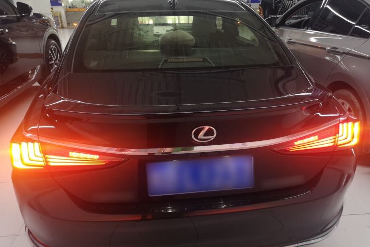 Used Lexus ES 2022 300h Deluxe Edition