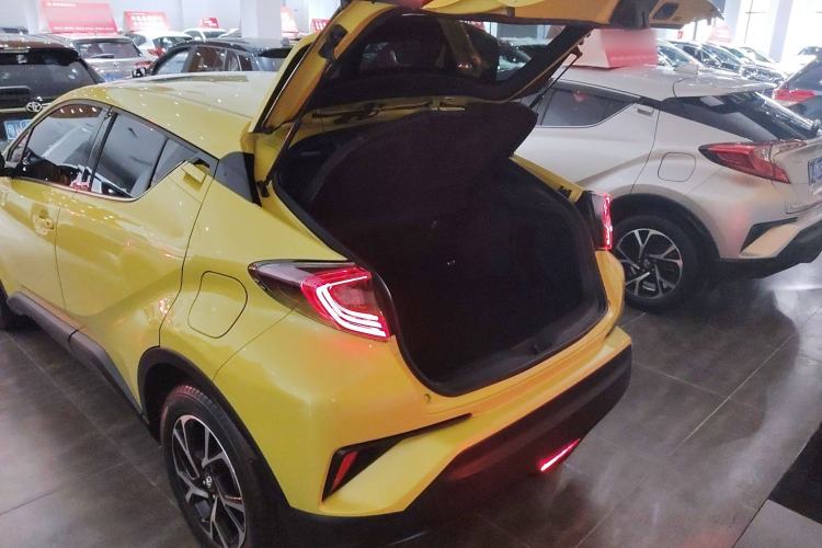 Used Toyota C-HR 2018 2.0L Luxury Sunroof Version China VI Standard Trunk