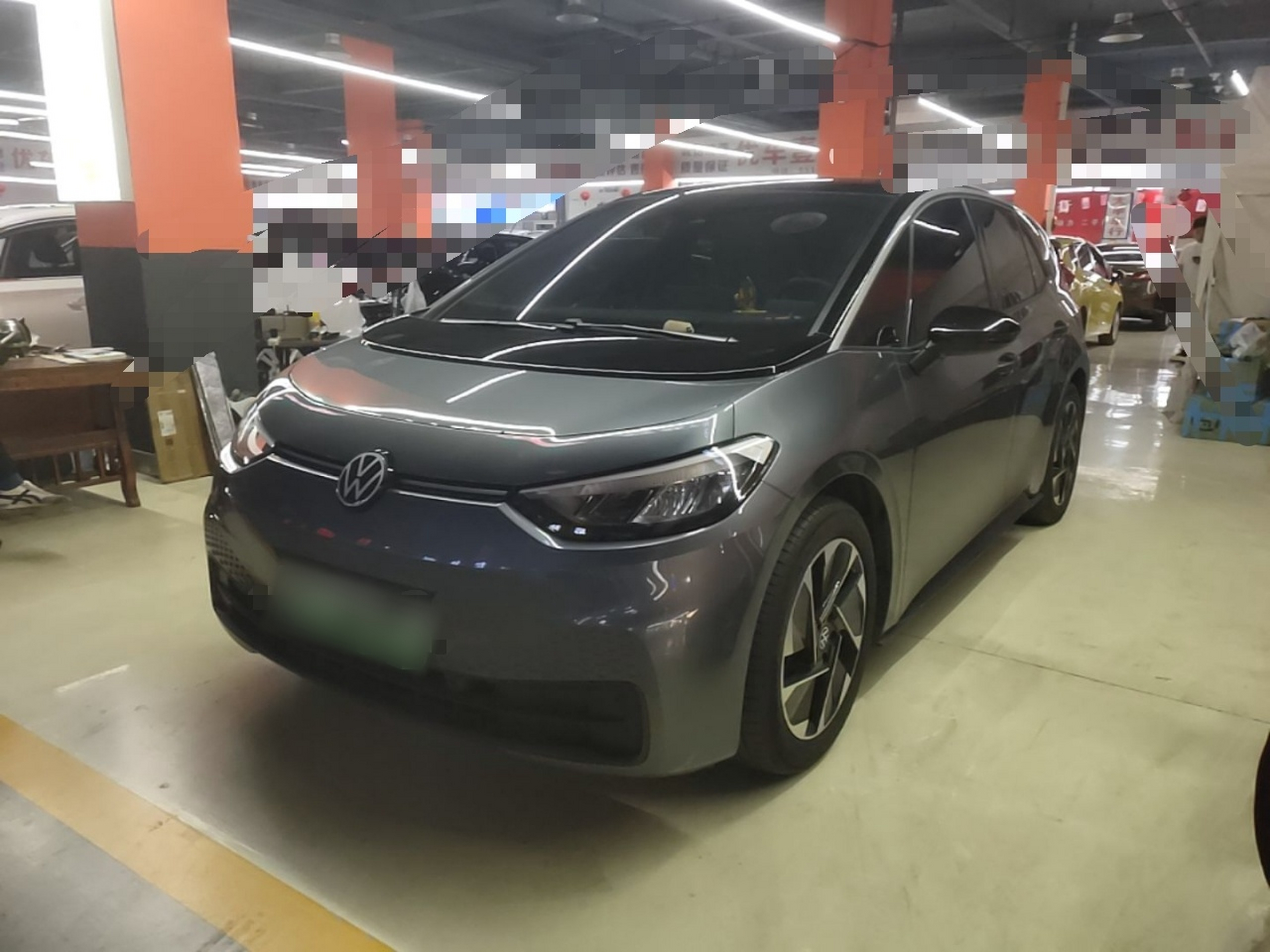 Под передней частью автомобиля
