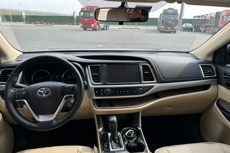 Used Toyota Highlander 2015 2.0T Four-Wheel Drive Elite Edition 7-Seater Interior 1