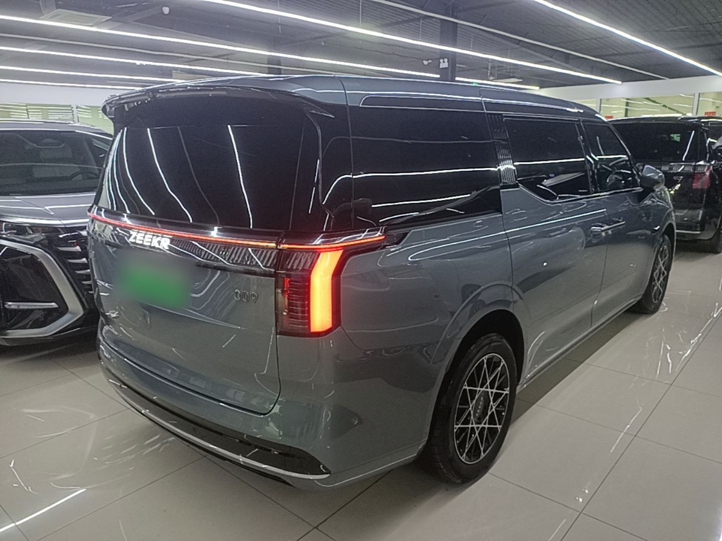Zeekr 009 2024 Six-Seat Executive Version 4WD 108 kWh — снимка 6